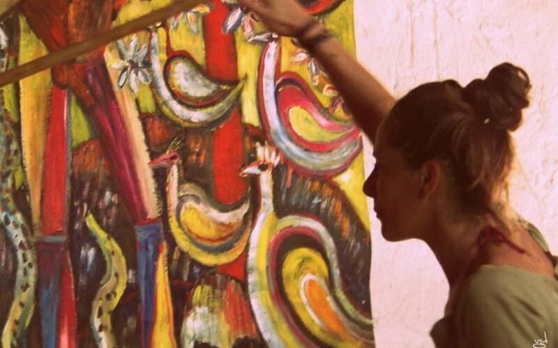 Laetitia peint une fresque