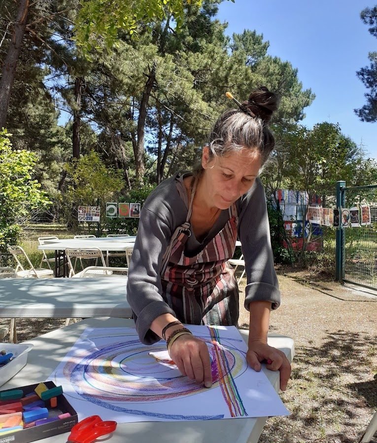 Laetitia dessine une spirale aux pastels