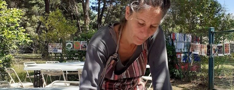 Laetitia Marchais dessine une spirale aux pastels en extérieur