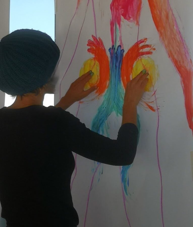 Peinture aux mains sur une grande feuille