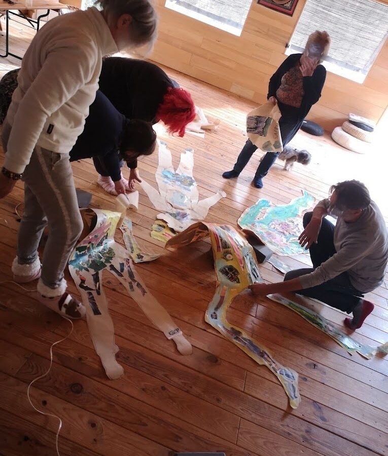Silhouettes peintes déposées au sol pendant un atelier