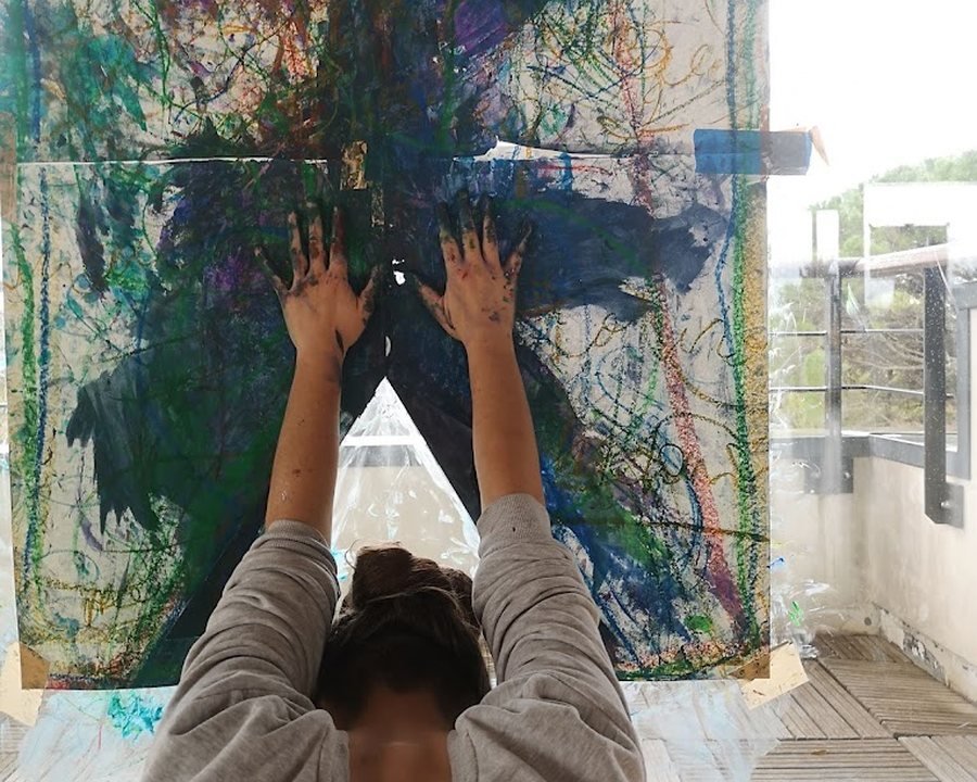 Mouvement corporel, bras levés vers le ciel