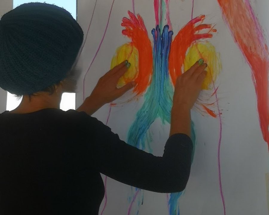 Création en peinture réalisée avec les mains