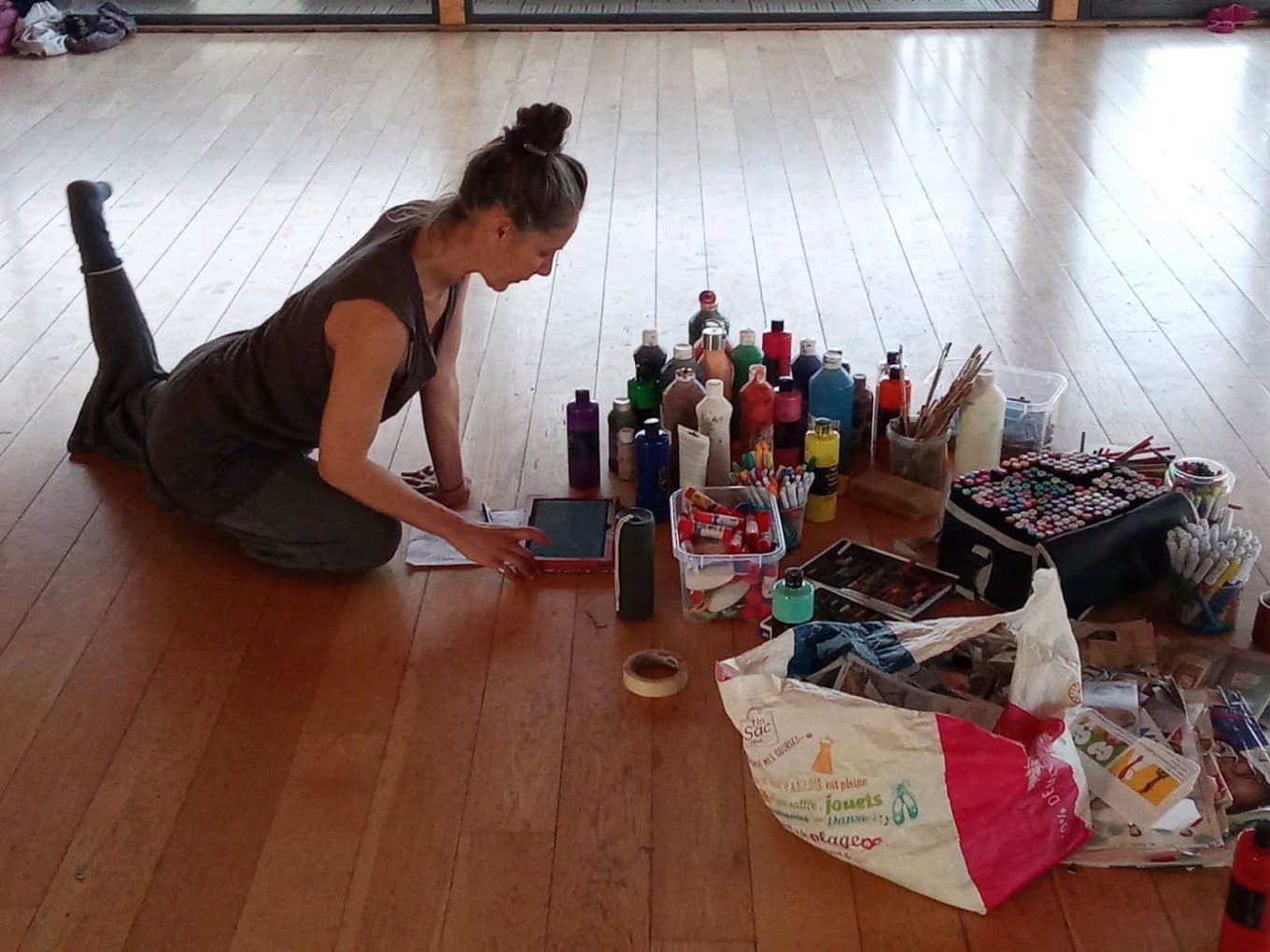 Laetitia Marchais prépare le matériel d'un atelier d'art thérapie