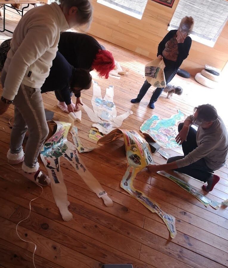 Productions d'atelier déposées au sol