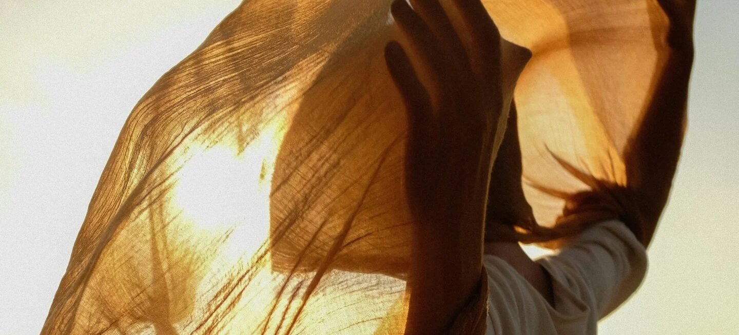 Voile en mouvement dans la lumière