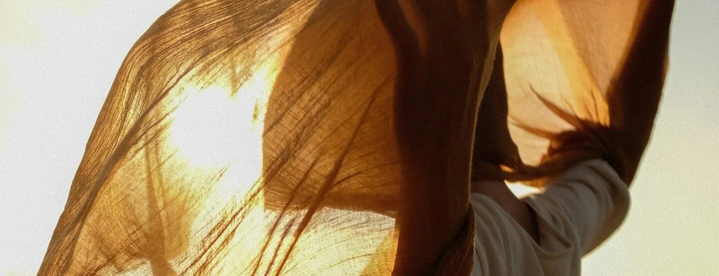 Voile en mouvement dans la lumière